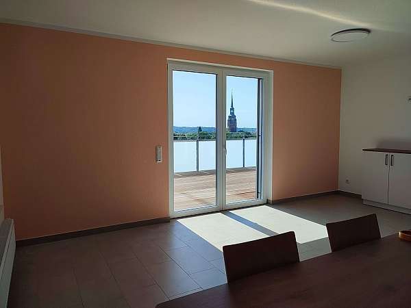 Blick aus Wohnküche auf Dachterrasse und Skyline von Itzehoe.