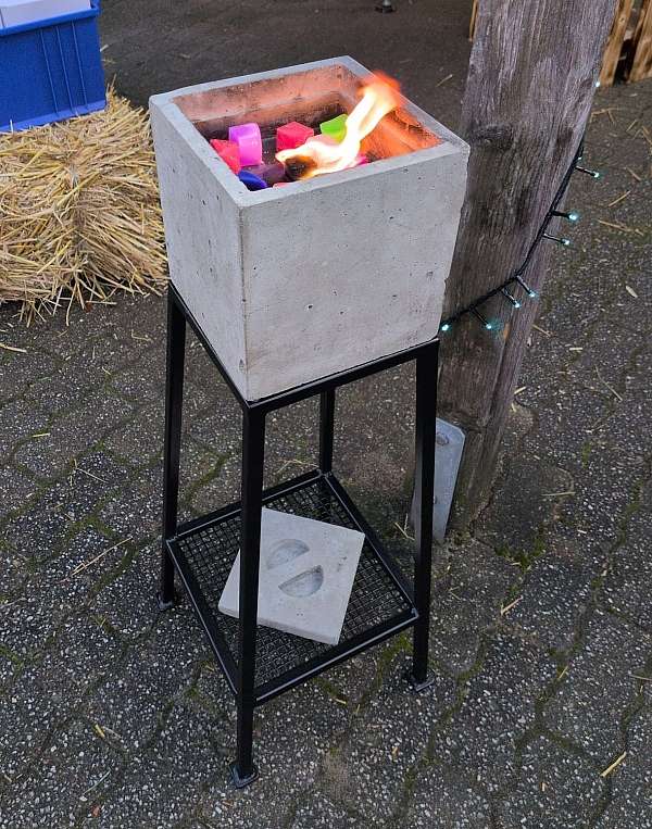 Brennende Outdoor-Kerze: Betonwürfel mit Wachs gefüllt