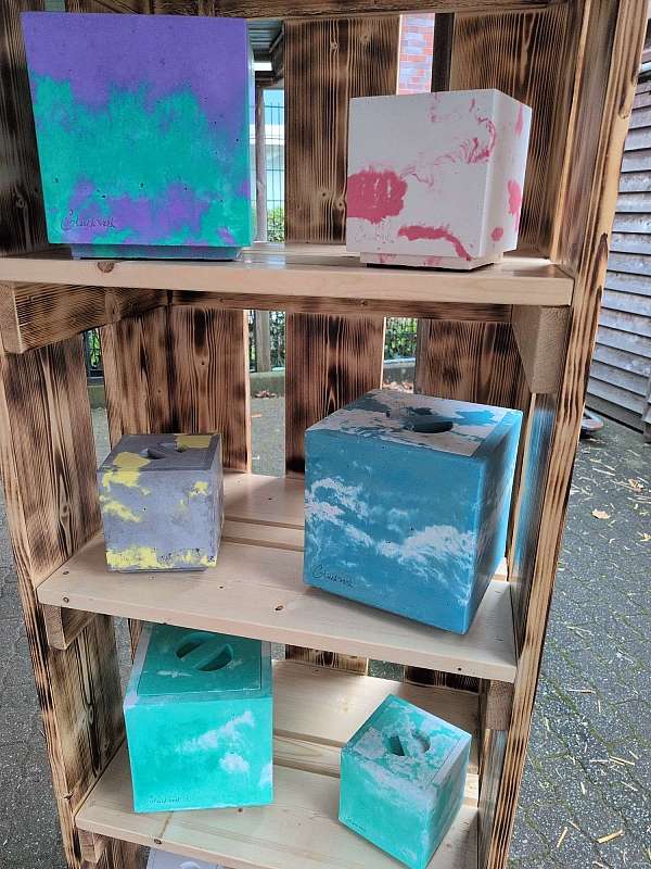 Regal mit Cubes: Betonwürfel mit Wachs gefüllt als Kerze