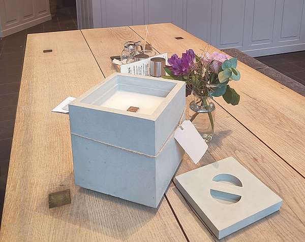 Betonwürfel mit Wachs gefüllt als Kerze