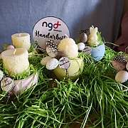 Vitrine mit Postkarten Geschenktueten Wollschafen Kerzen