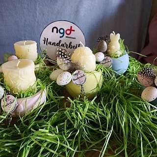 Vitrine mit Postkarten Geschenktueten Wollschafen Kerzen