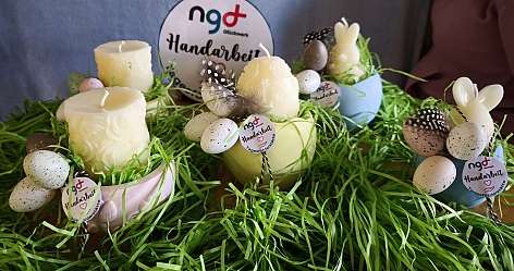 Vitrine mit Postkarten Geschenktueten Wollschafen Kerzen