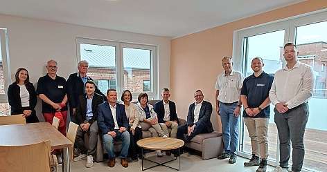 Gruppenbild Besuch Serpil Midyatli neues Wohnhaus Itzehoe