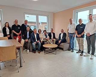 Gruppenbild Besuch Serpil Midyatli neues Wohnhaus Itzehoe