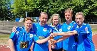 Fünf Personen in blauen Trikots auf einer Laufbahn.