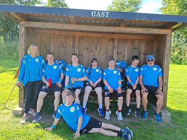 Sportler*innen des Glückwerks beim 16. Leichtathletik-Sportfest für Menschen mit Down-Syndrom