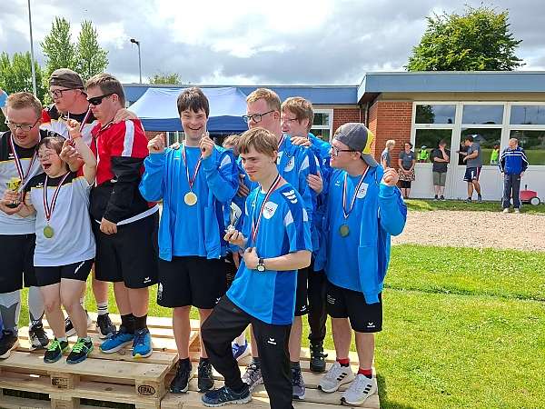 Sportler*innen des Glückwerks beim 16. Leichtathletik-Sportfest für Menschen mit Down-Syndrom