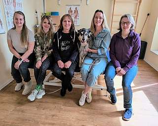 Team Therapiepraxis mit Therapiehund Fiete