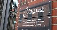 Schild mit Informationen über Glückwerk und Dienstleistungen.