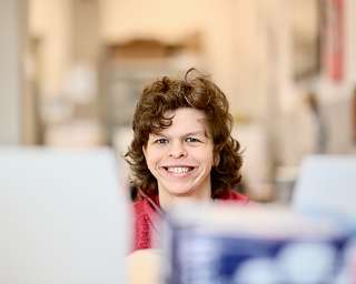 Lächelnde Frau am Computer