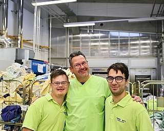 Drei Mitarbeiter der Wäscherei