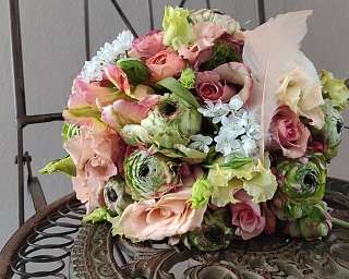 Ein schöner Blumenstrauß mit verschiedenen Blumenarten und Farben.