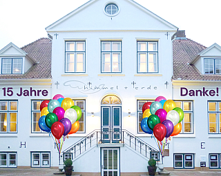 Haus Restaurant Café himmel erde mit Luftballons zum 15. Jubiläum